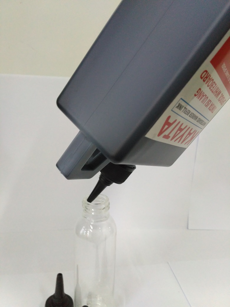 Cara Penuangan Tinta Spidol Whiteboard kemasan besar Literan ke dalam botol 100 ml